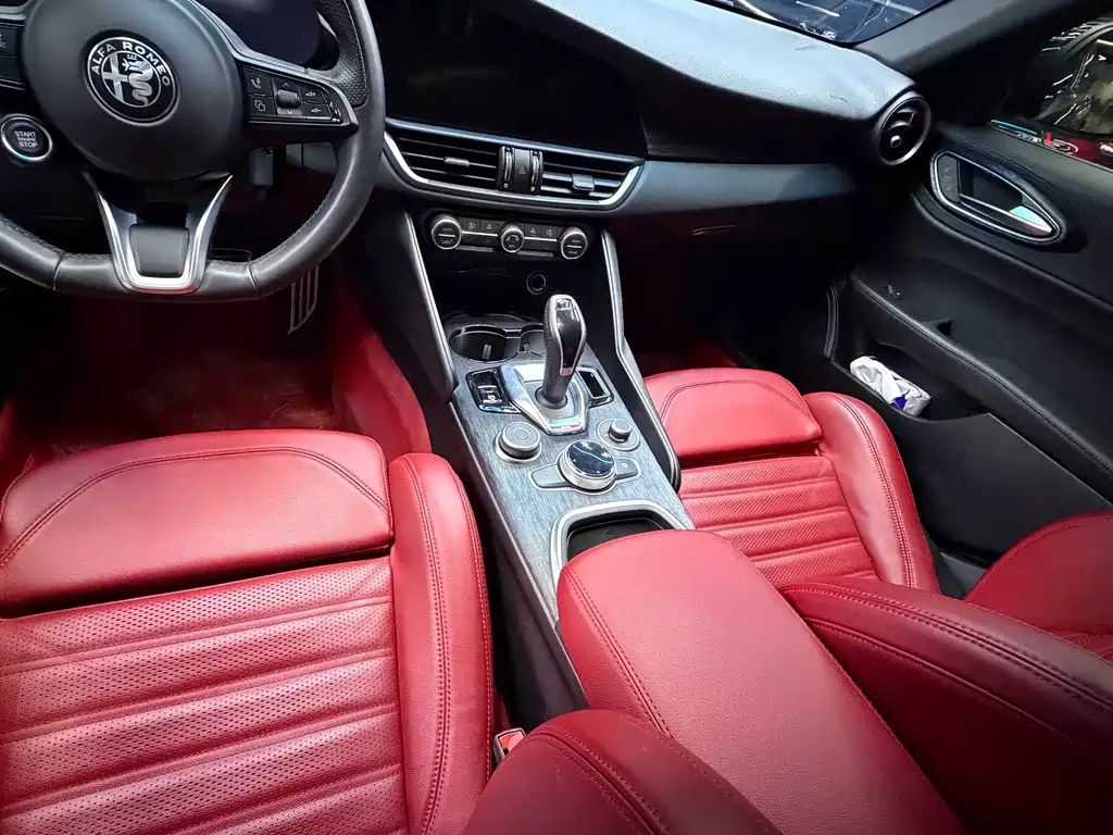 Alfa Romeo Alfa Romeo Giulia 2023 2.0T 280HP QVeloce 2023 - thumbnail 6