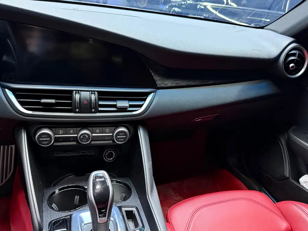 Alfa Romeo Alfa Romeo Giulia 2023 2.0T 280HP QVeloce 2023 - thumbnail 9