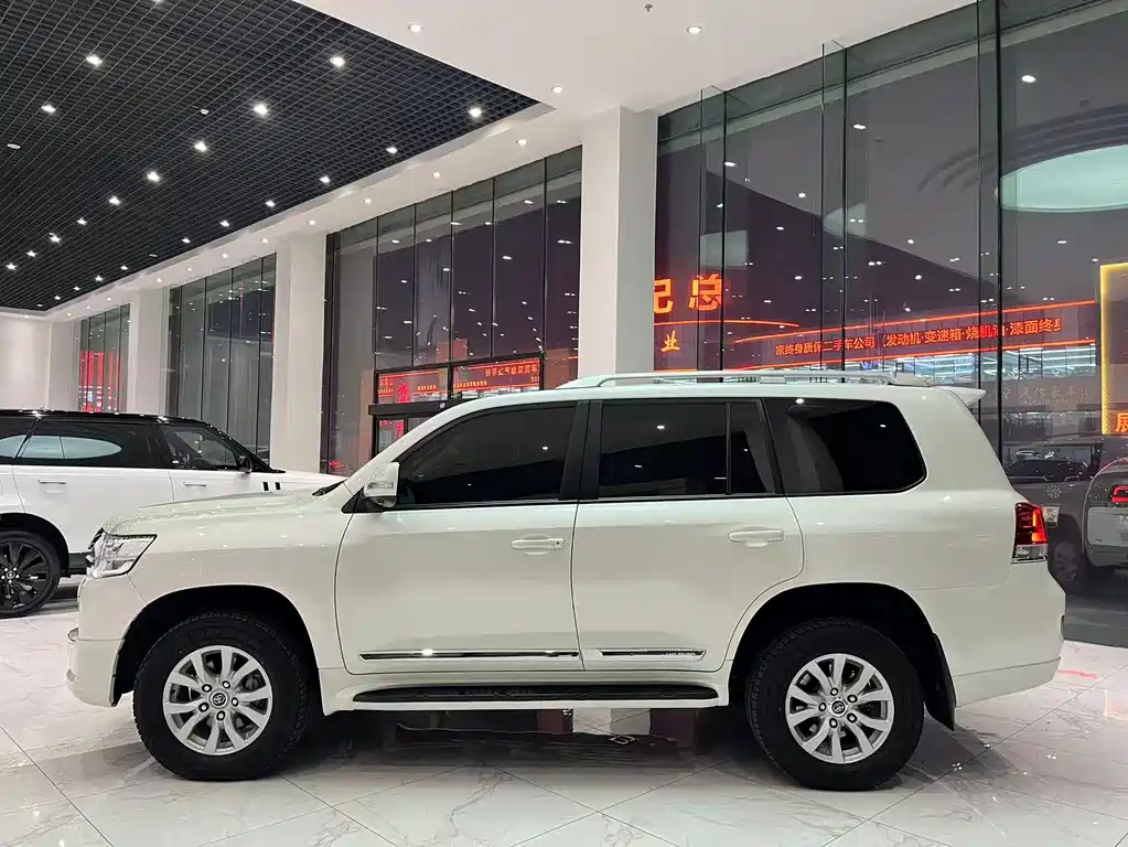 Toyota Land Cruiser (Imported) 2016 Model 4.0L Middle East Version 2016 - thumbnail 4