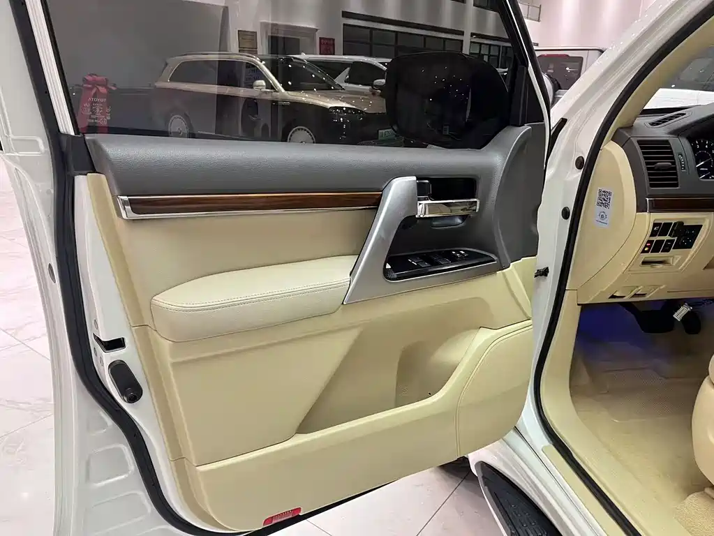 Toyota Land Cruiser (Imported) 2016 Model 4.0L Middle East Version 2016 - thumbnail 6