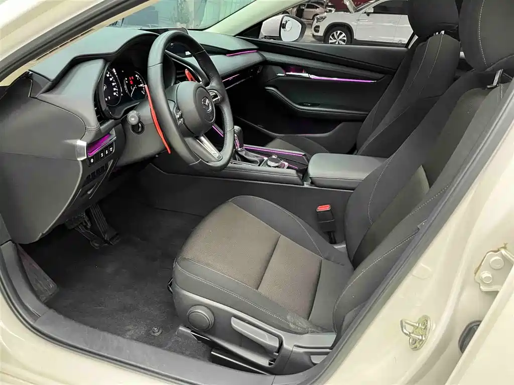 Mazda Mazda 3 Axela 2021 2.0L Automatic Premium Edition 2022 - thumbnail 11