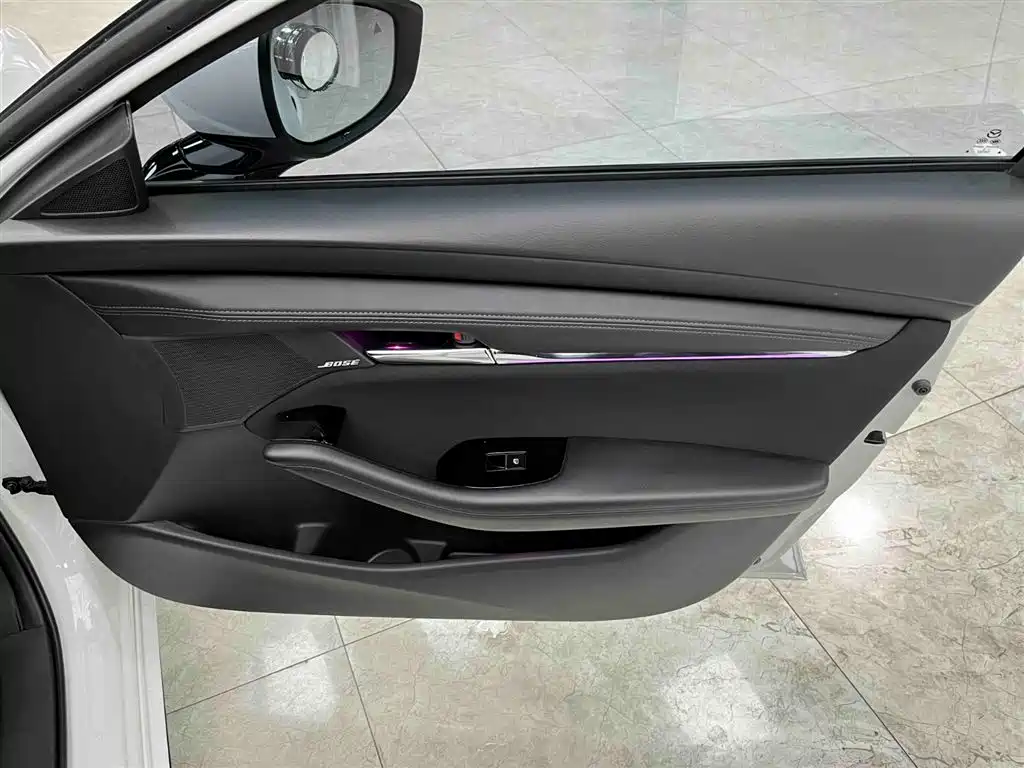 Mazda Mazda 3 Axela 2021 2.0L Automatic Premium Edition 2022 - thumbnail 12