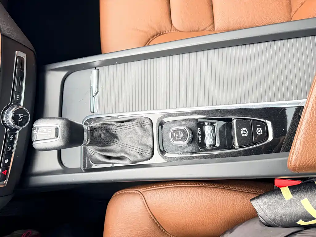 Volvo Volvo XC60 2020 T5 AWD Momentum Luxury Edition 2020 - thumbnail 8