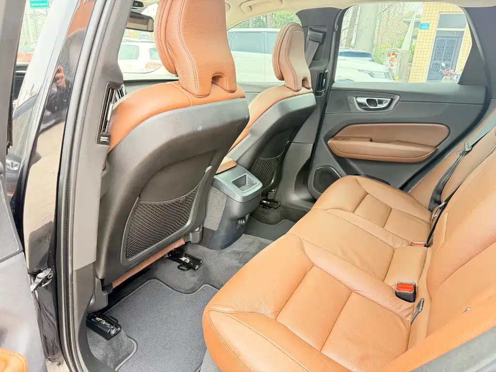 Volvo Volvo XC60 2020 T5 AWD Momentum Luxury Edition 2020 - thumbnail 11