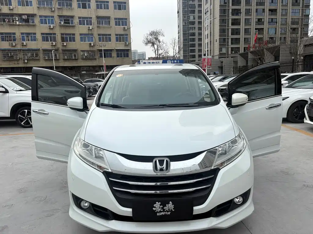 Honda Honda Odyssey 2015 Model Year Facelift 2.4L Luxury Edition 2016 - thumbnail 2
