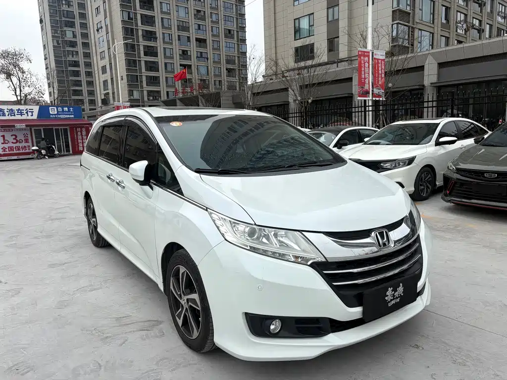 Honda Honda Odyssey 2015 Model Year Facelift 2.4L Luxury Edition 2016 - thumbnail 3