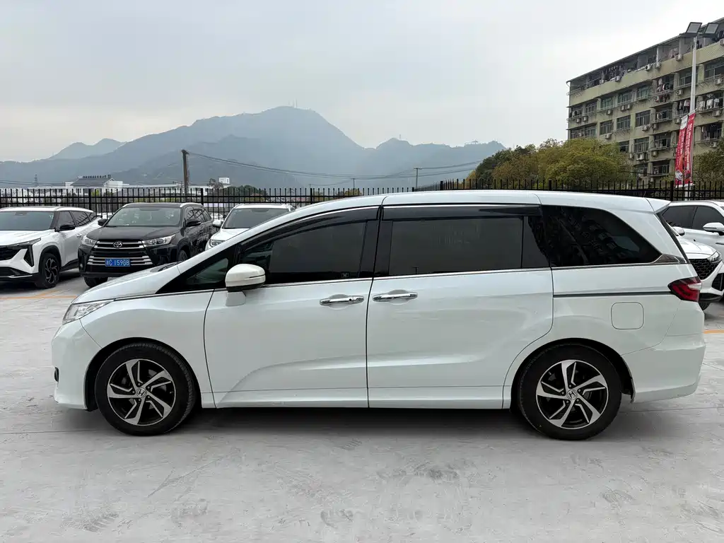 Honda Honda Odyssey 2015 Model Year Facelift 2.4L Luxury Edition 2016 - thumbnail 5