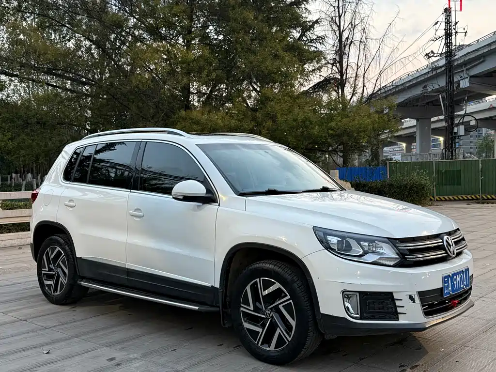 Volkswagen Volkswagen Tiguan 2013 1.8TSI Automatic 2WD Luxury Edition 2014 - thumbnail 3