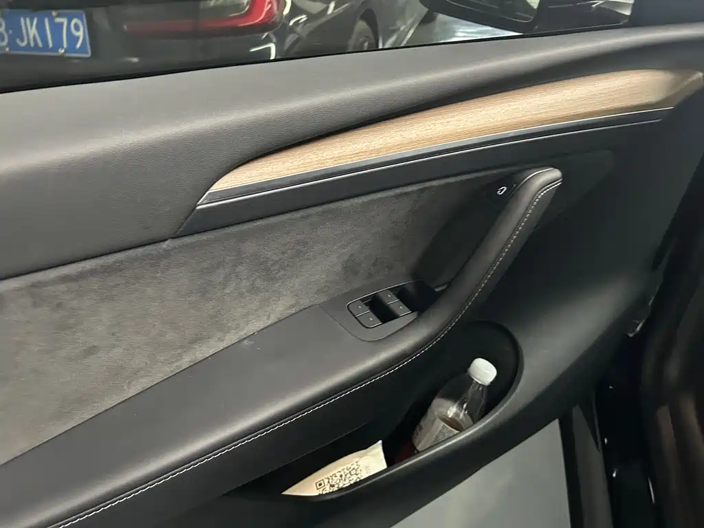 Tesla Model Y 2022 Rear-Wheel Drive Version 2022 - thumbnail 6