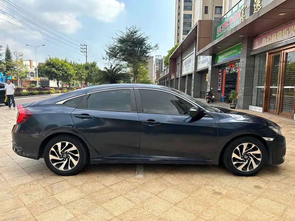 Honda Honda Civic 2016 220TURBO CVT Luxury Edition 2017 - thumbnail 8