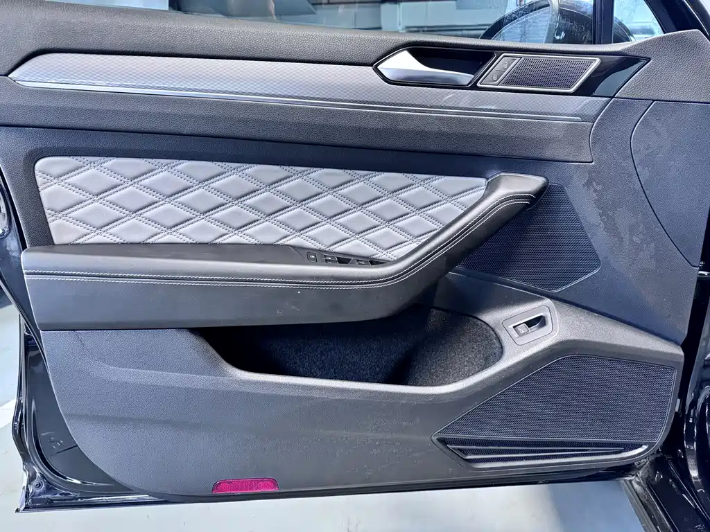 Volkswagen Magotan 2023 2 Million Units Anniversary Edition 330TSI DSG Leading Model 2023 - thumbnail 4