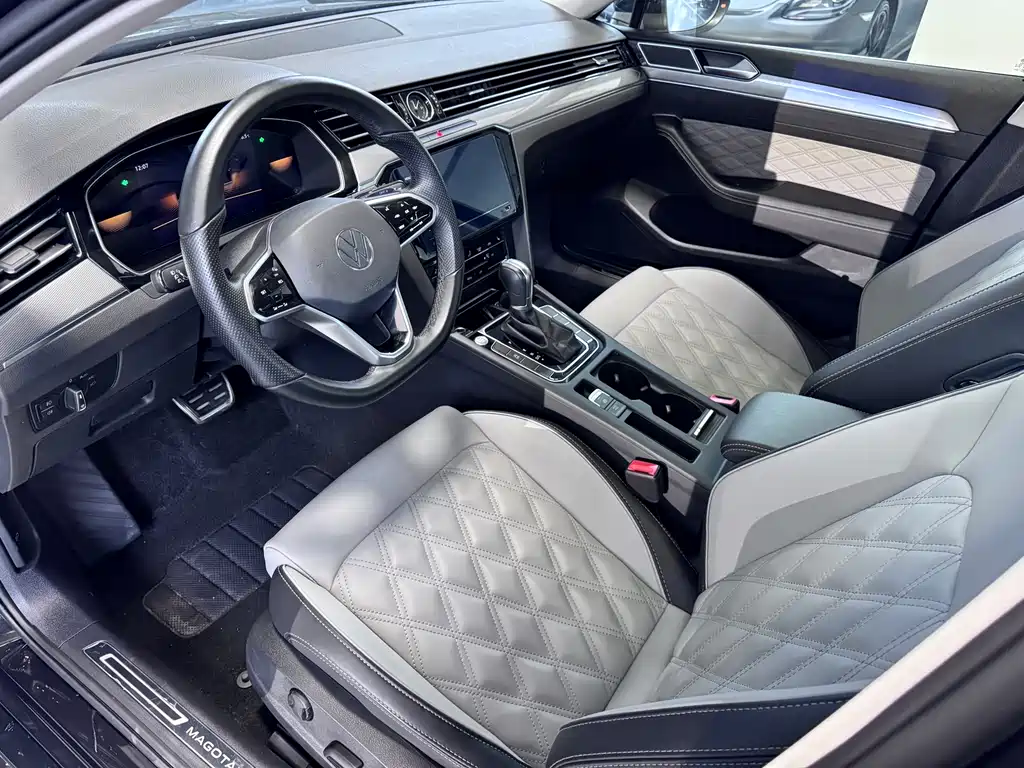 Volkswagen Magotan 2023 2 Million Units Anniversary Edition 330TSI DSG Leading Model 2023 - thumbnail 5