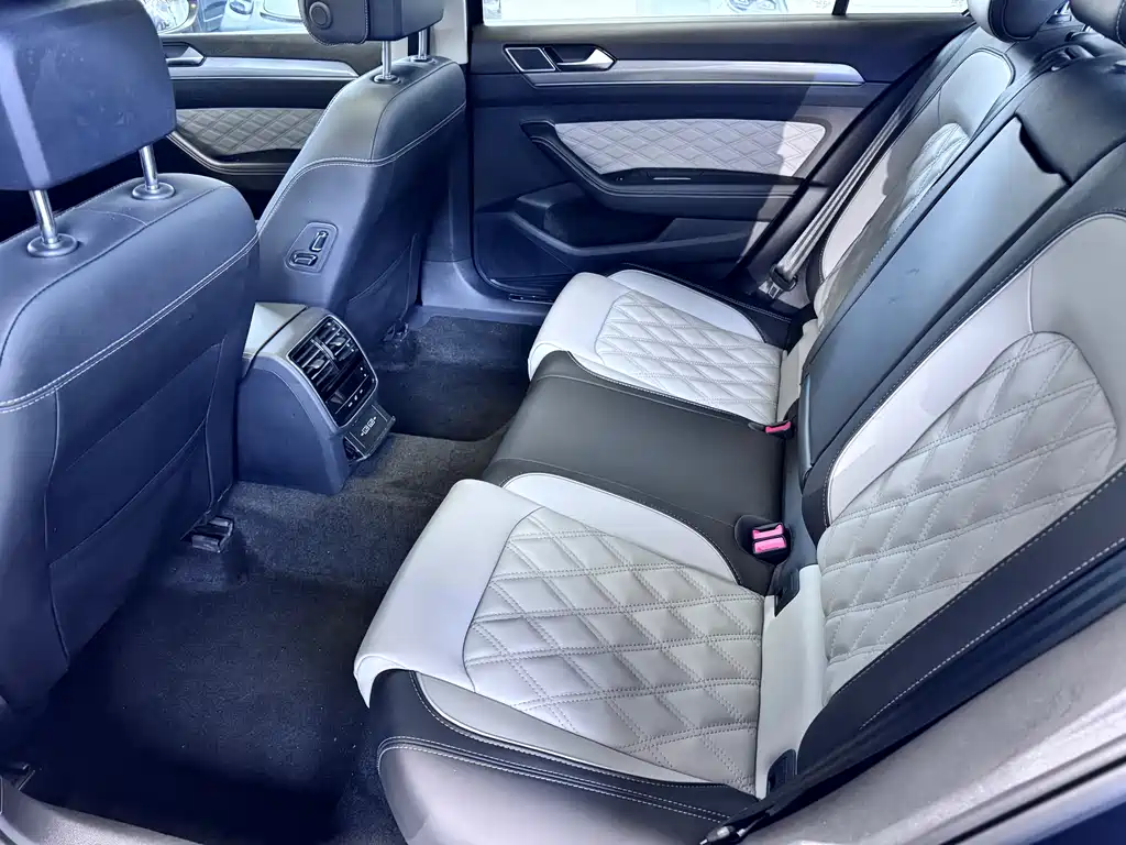 Volkswagen Magotan 2023 2 Million Units Anniversary Edition 330TSI DSG Leading Model 2023 - thumbnail 6