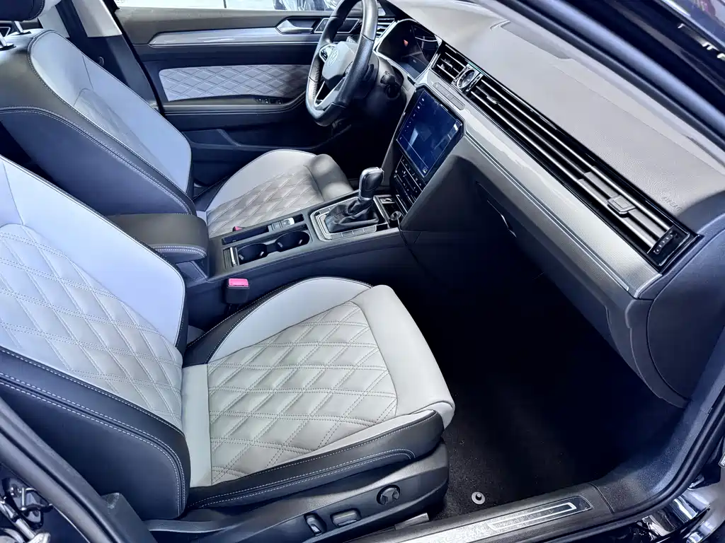Volkswagen Magotan 2023 2 Million Units Anniversary Edition 330TSI DSG Leading Model 2023 - thumbnail 8
