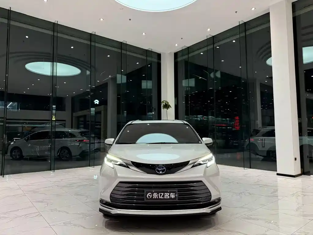 Toyota Toyota Sienna 2021 Model 2.5L Hybrid Premium Version 2022 - thumbnail 2