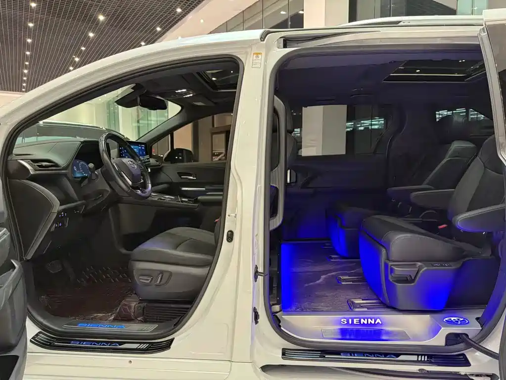 Toyota Toyota Sienna 2021 Model 2.5L Hybrid Premium Version 2022 - thumbnail 4