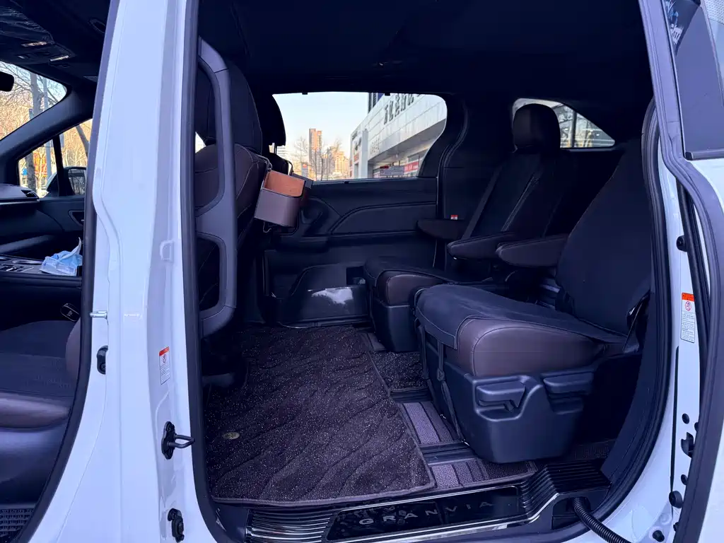 Toyota Toyota Granvia 2024 2.5L Hybrid Premium Plus AWD 2025 - thumbnail 8