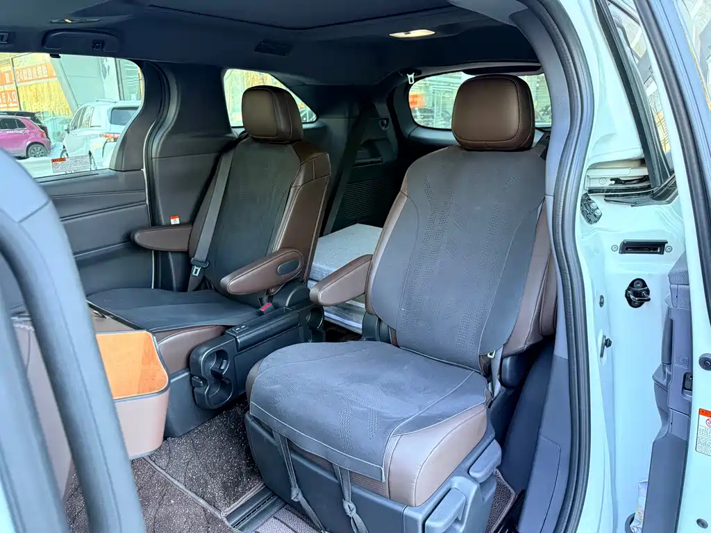 Toyota Toyota Granvia 2024 2.5L Hybrid Premium Plus AWD 2025 - thumbnail 9