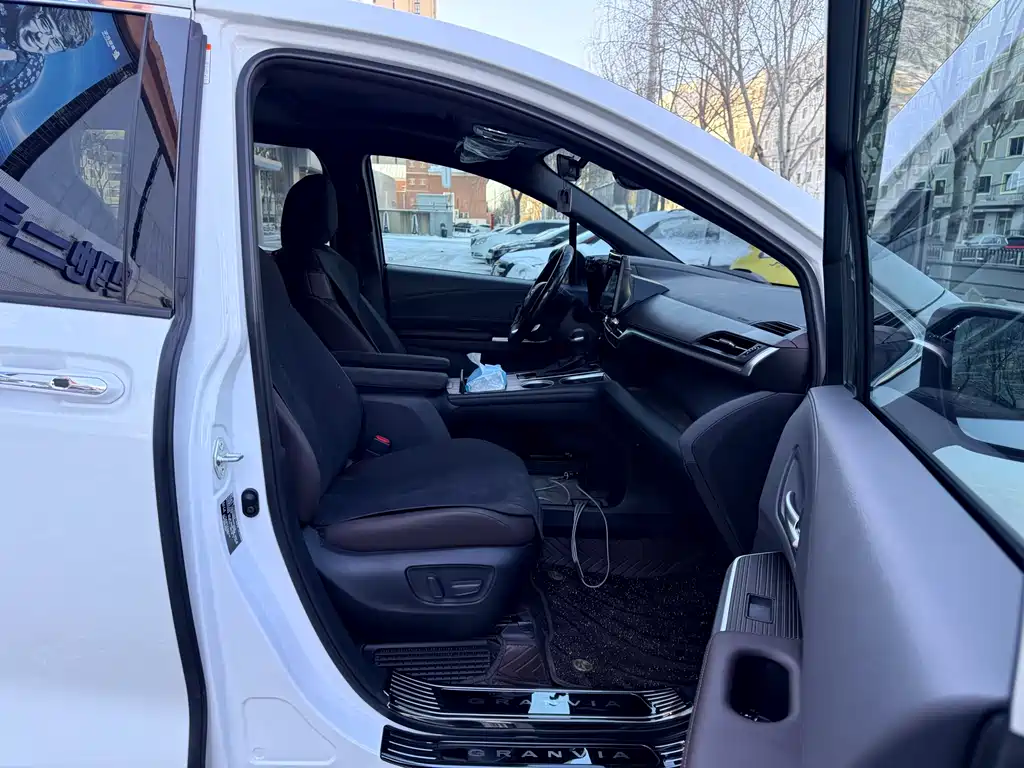 Toyota Toyota Granvia 2024 2.5L Hybrid Premium Plus AWD 2025 - thumbnail 11