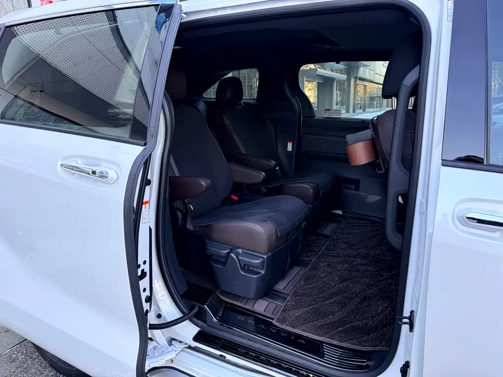 Toyota Toyota Granvia 2024 2.5L Hybrid Premium Plus AWD 2025 - thumbnail 12