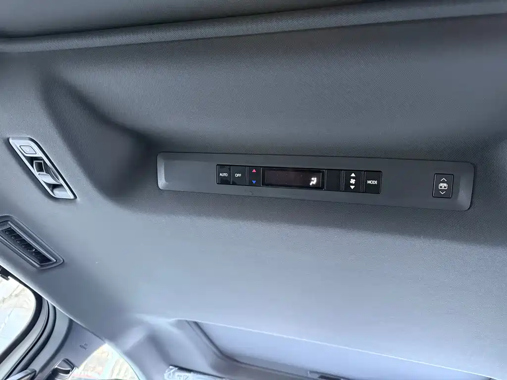 Toyota Toyota Granvia 2024 2.5L Hybrid Premium Plus AWD 2025 - thumbnail 17