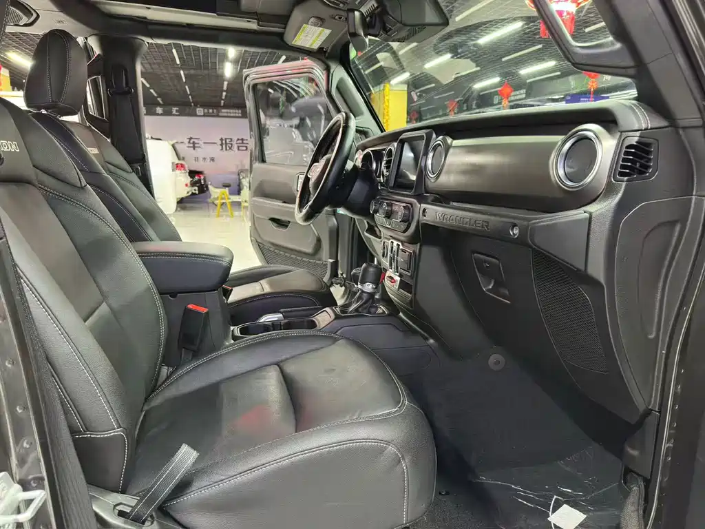 Jeep Jeep Wrangler 2019 2.0T Rubicon 4-Door Version国VI  Wait, I need to correct this. The "国VI" refers to China's emission standard (National VI), which isn't typically part of the international model name. The internationally accepted name would be:  Jeep Wrangler 2019 2.0T Rubicon 4-Door 2019 - thumbnail 8
