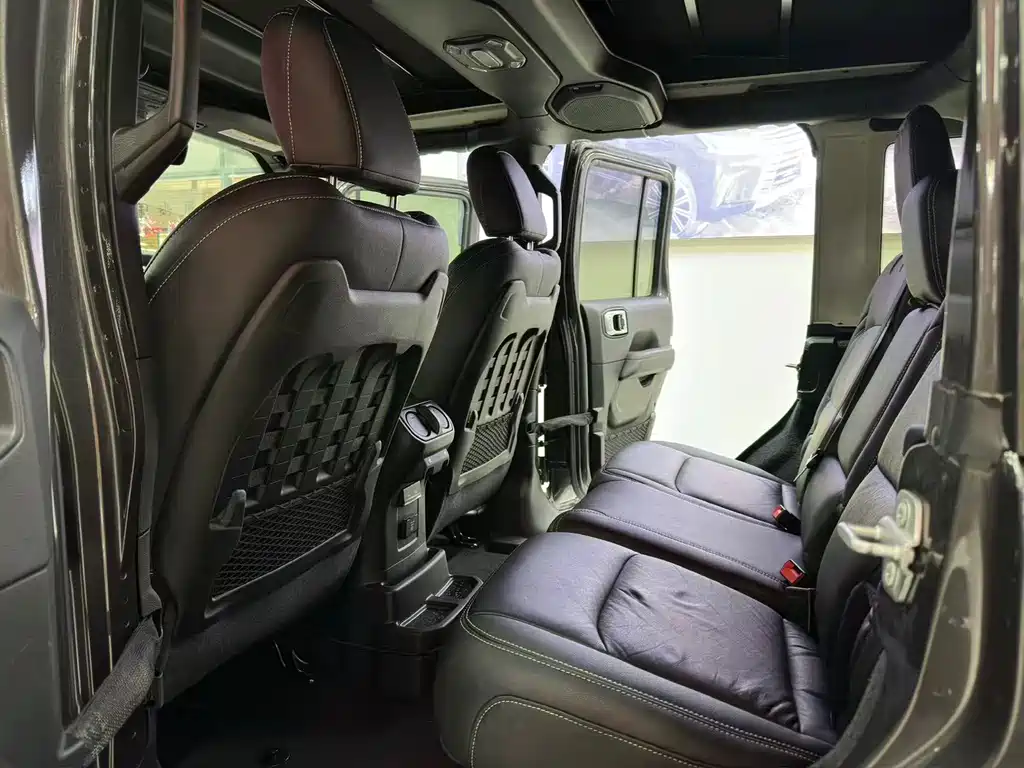 Jeep Jeep Wrangler 2019 2.0T Rubicon 4-Door Version国VI  Wait, I need to correct this. The "国VI" refers to China's emission standard (National VI), which isn't typically part of the international model name. The internationally accepted name would be:  Jeep Wrangler 2019 2.0T Rubicon 4-Door 2019 - thumbnail 10