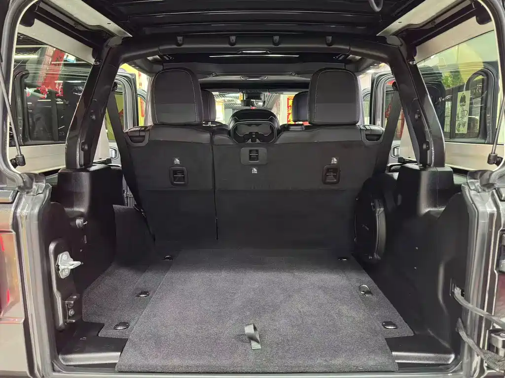 Jeep Jeep Wrangler 2019 2.0T Rubicon 4-Door Version国VI  Wait, I need to correct this. The "国VI" refers to China's emission standard (National VI), which isn't typically part of the international model name. The internationally accepted name would be:  Jeep Wrangler 2019 2.0T Rubicon 4-Door 2019 - thumbnail 12