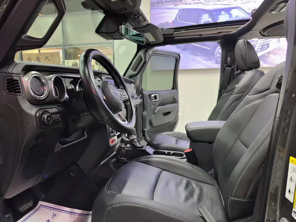 Jeep Jeep Wrangler 2019 2.0T Rubicon 4-Door Version国VI  Wait, I need to correct this. The "国VI" refers to China's emission standard (National VI), which isn't typically part of the international model name. The internationally accepted name would be:  Jeep Wrangler 2019 2.0T Rubicon 4-Door 2019 - thumbnail 25
