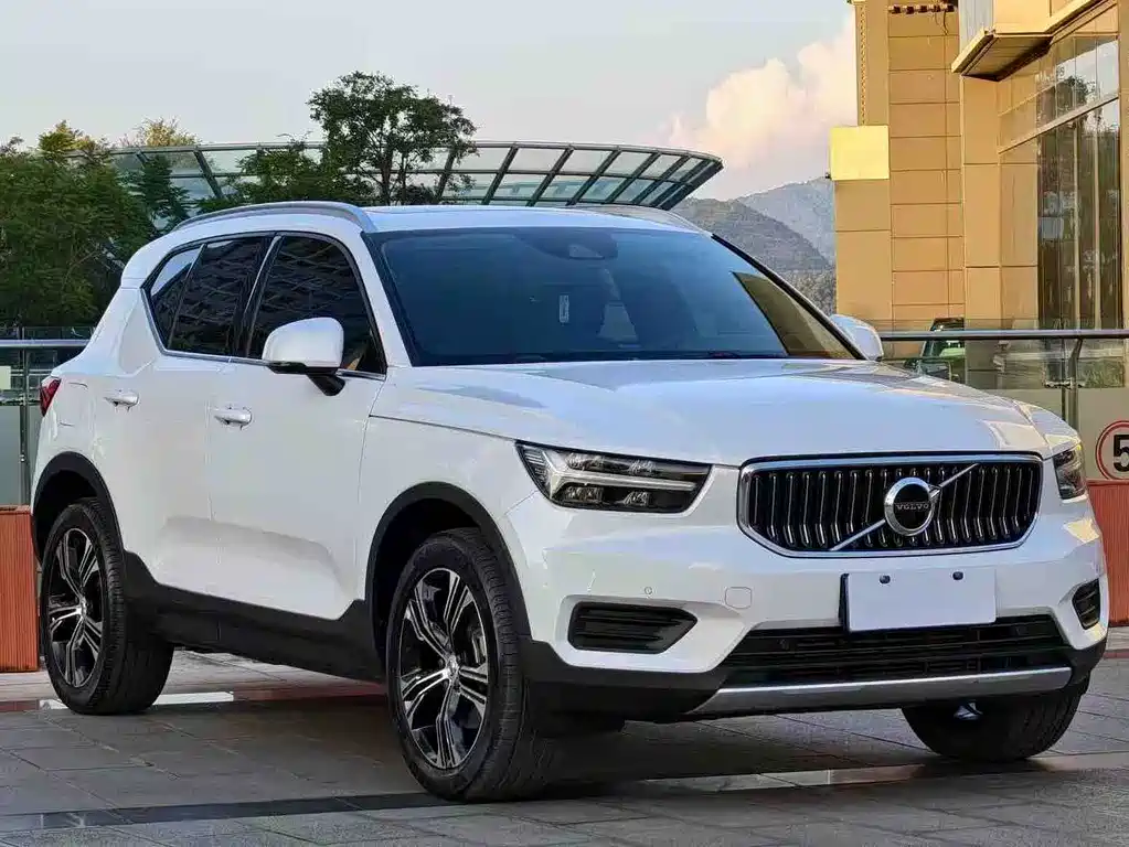 Volvo Volvo XC40 2022 T4 AWD Momentum Luxury Edition 2022 - thumbnail 3