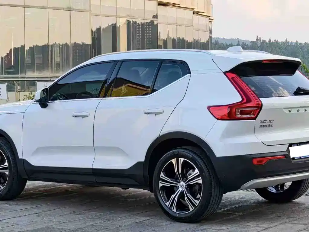 Volvo Volvo XC40 2022 T4 AWD Momentum Luxury Edition 2022 - thumbnail 4