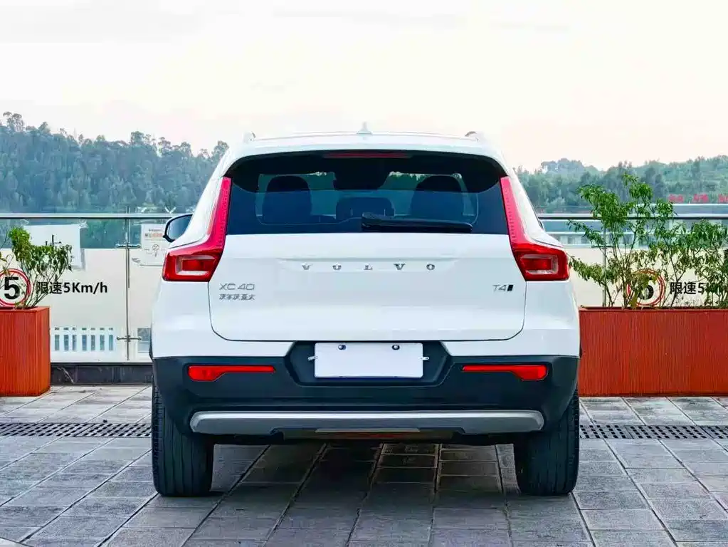 Volvo Volvo XC40 2022 T4 AWD Momentum Luxury Edition 2022 - thumbnail 5