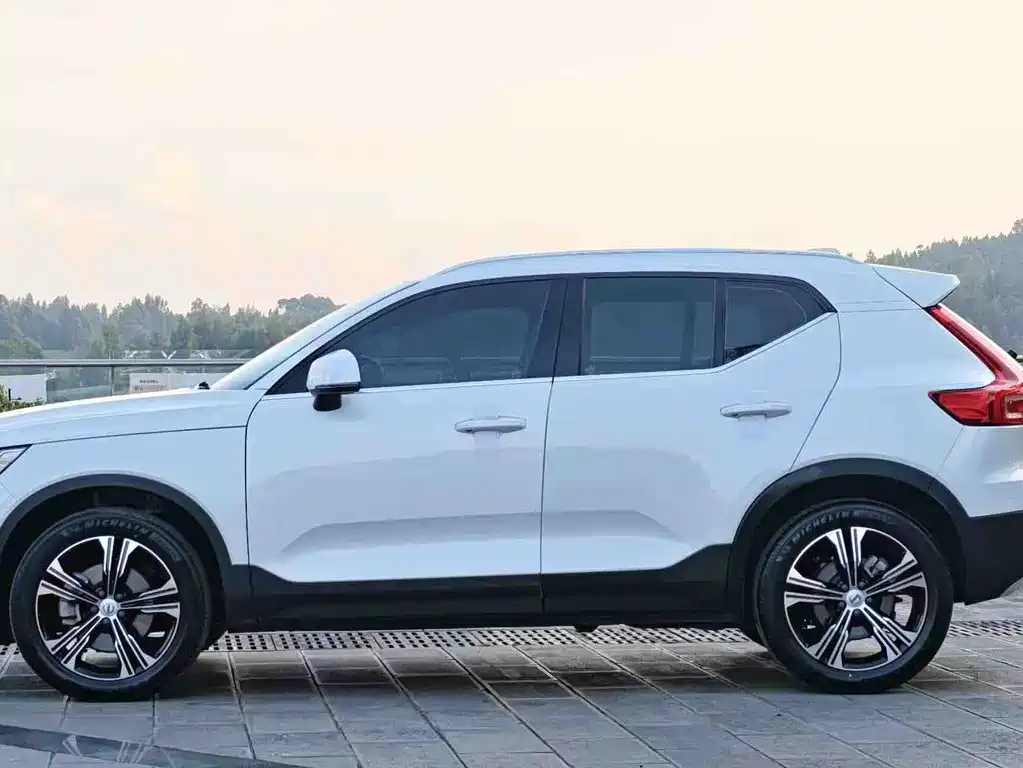 Volvo Volvo XC40 2022 T4 AWD Momentum Luxury Edition 2022 - thumbnail 6