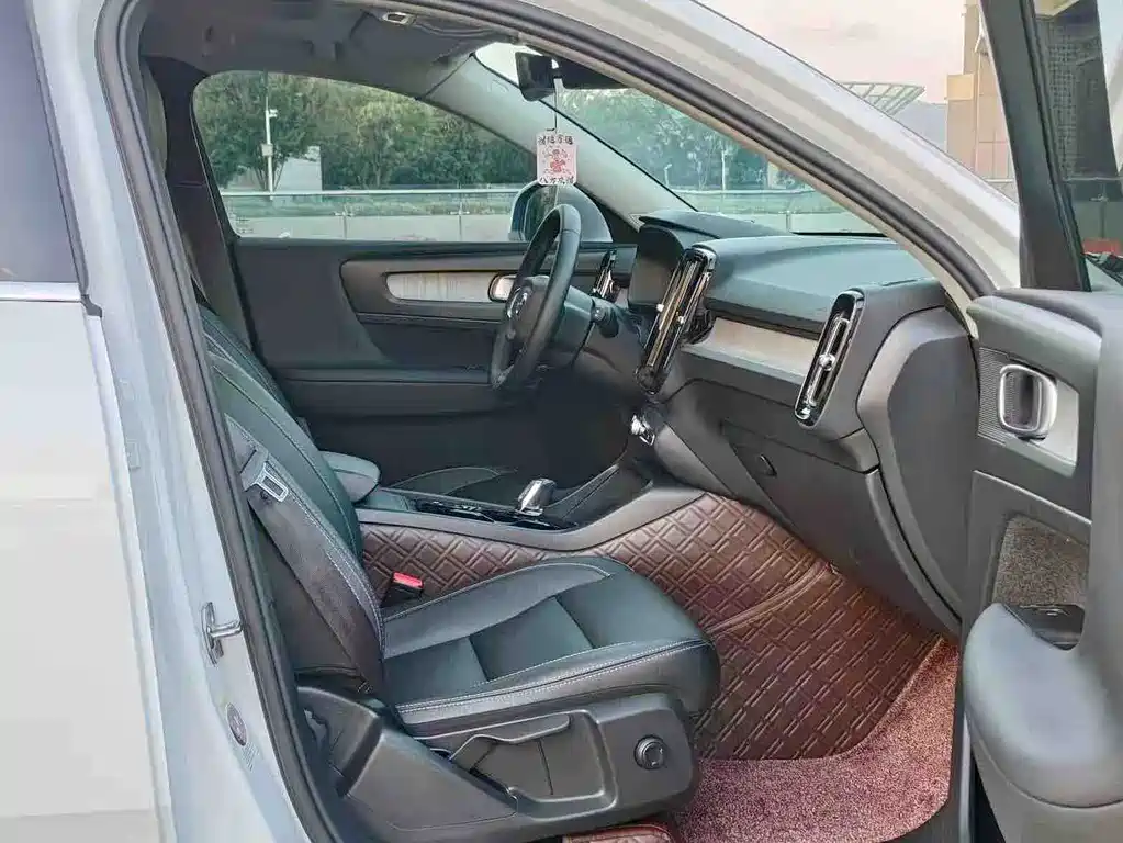 Volvo Volvo XC40 2022 T4 AWD Momentum Luxury Edition 2022 - thumbnail 9