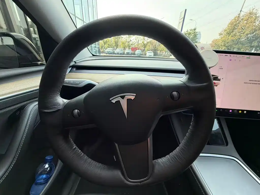 Tesla Model Y 2024 Rear-Wheel Drive Version 2025 - thumbnail 4