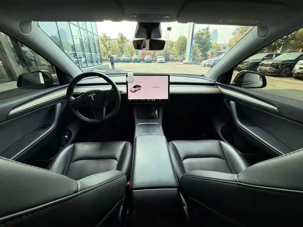 Tesla Model Y 2024 Rear-Wheel Drive Version 2025 - thumbnail 5