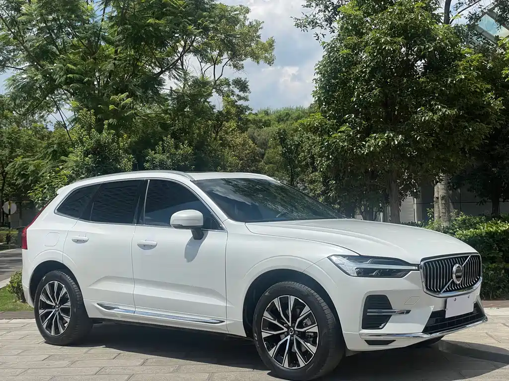 Volvo Volvo XC60 2022 B5 AWD Momentum Luxury Edition 2022 - thumbnail 3