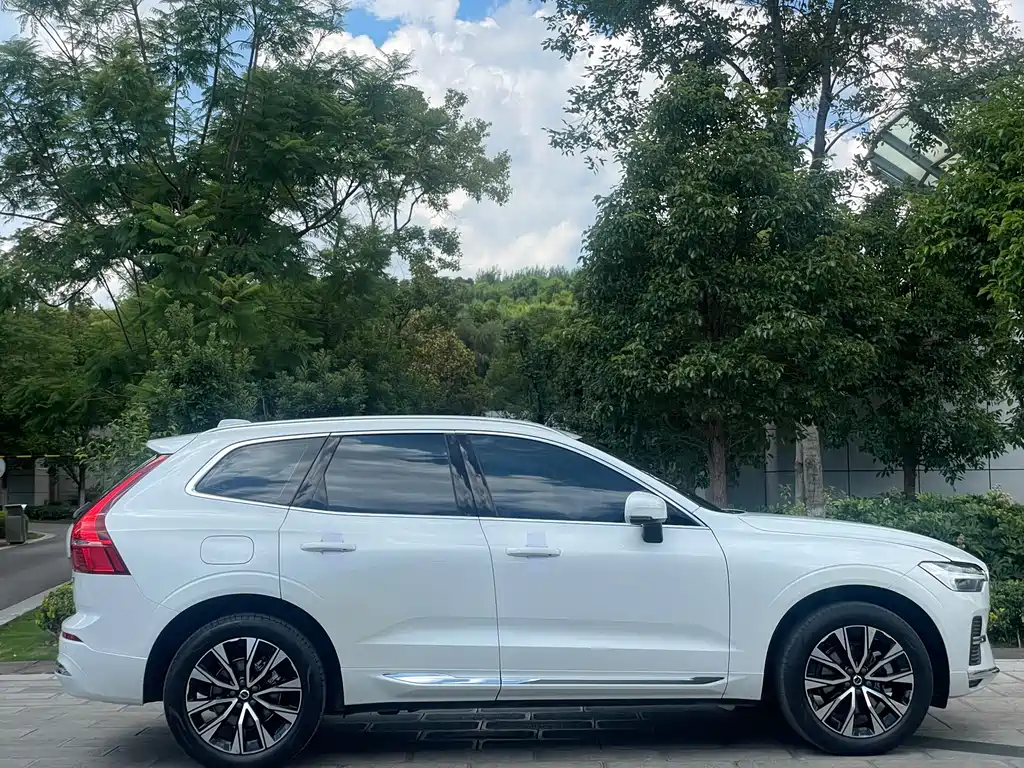 Volvo Volvo XC60 2022 B5 AWD Momentum Luxury Edition 2022 - thumbnail 4