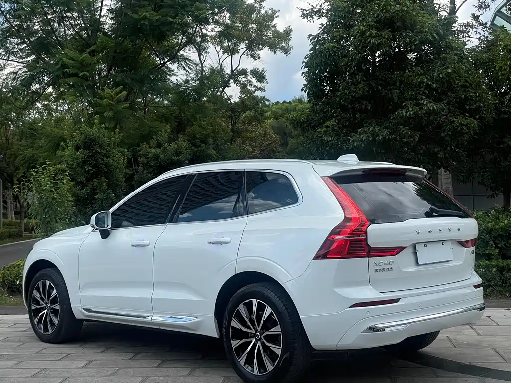 Volvo Volvo XC60 2022 B5 AWD Momentum Luxury Edition 2022 - thumbnail 6