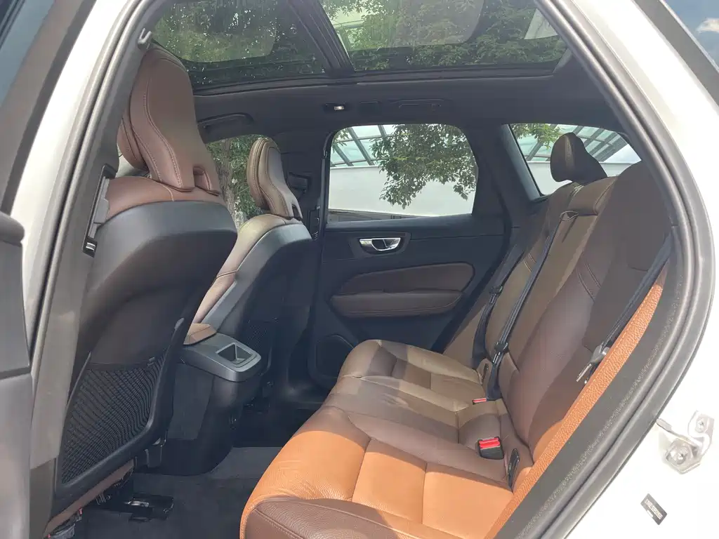 Volvo Volvo XC60 2022 B5 AWD Momentum Luxury Edition 2022 - thumbnail 8