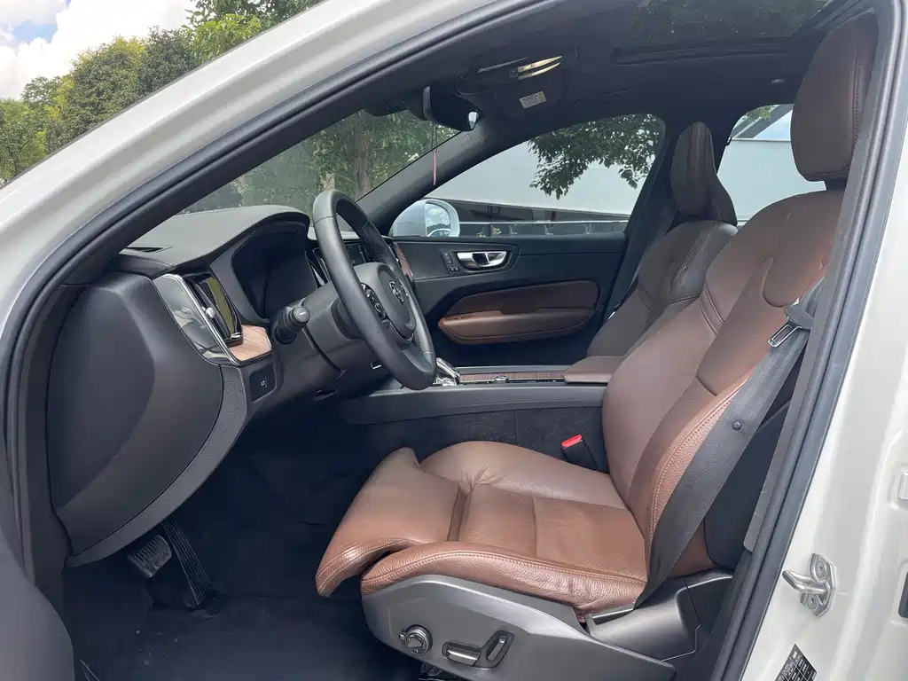 Volvo Volvo XC60 2022 B5 AWD Momentum Luxury Edition 2022 - thumbnail 9