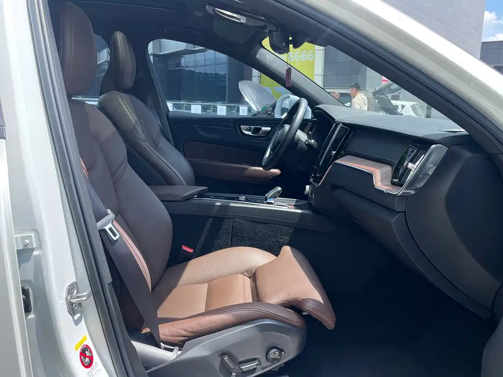 Volvo Volvo XC60 2022 B5 AWD Momentum Luxury Edition 2022 - thumbnail 10