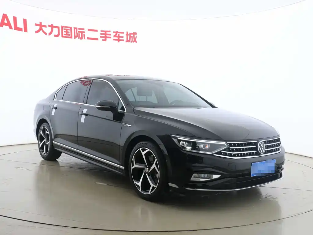 Volkswagen Magotan 2023 2 Million Units Anniversary Edition 330TSI DSG Luxury Model 2023 - thumbnail 3