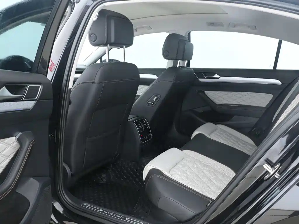 Volkswagen Magotan 2023 2 Million Units Anniversary Edition 330TSI DSG Luxury Model 2023 - thumbnail 6