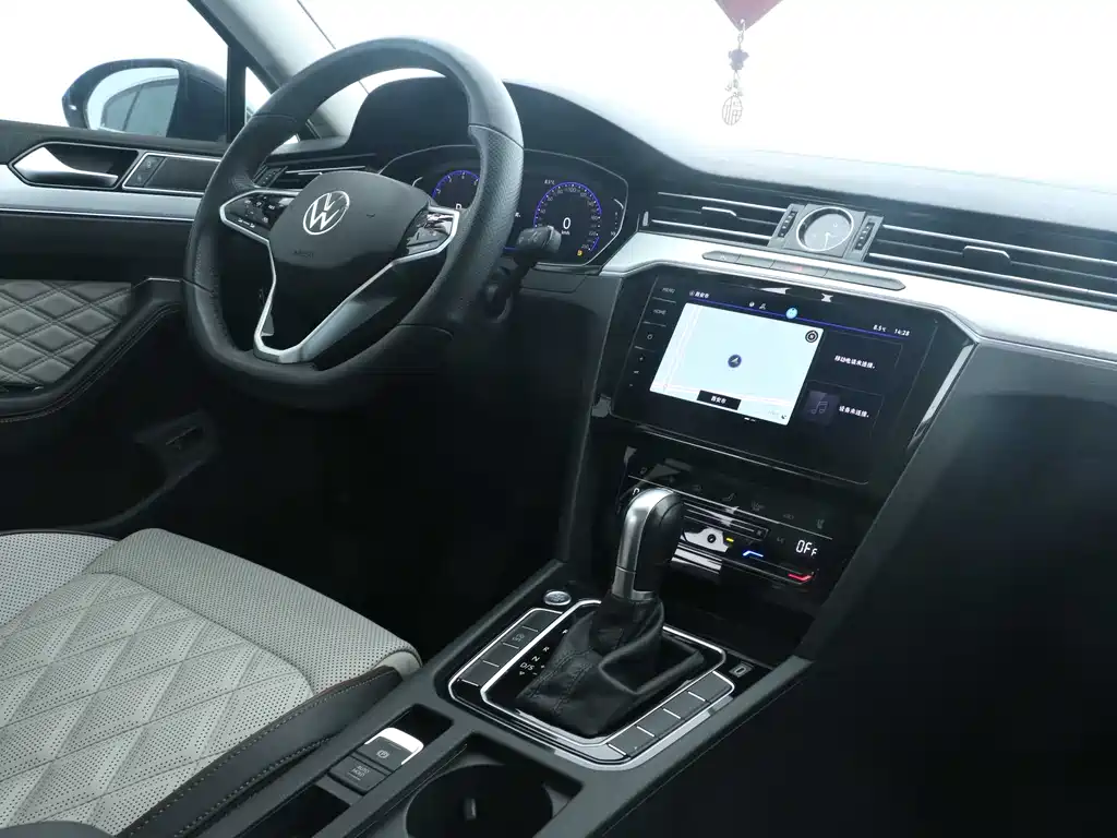 Volkswagen Magotan 2023 2 Million Units Anniversary Edition 330TSI DSG Luxury Model 2023 - thumbnail 8