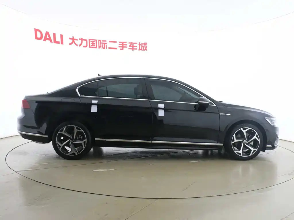 Volkswagen Magotan 2023 2 Million Units Anniversary Edition 330TSI DSG Luxury Model 2023 - thumbnail 12