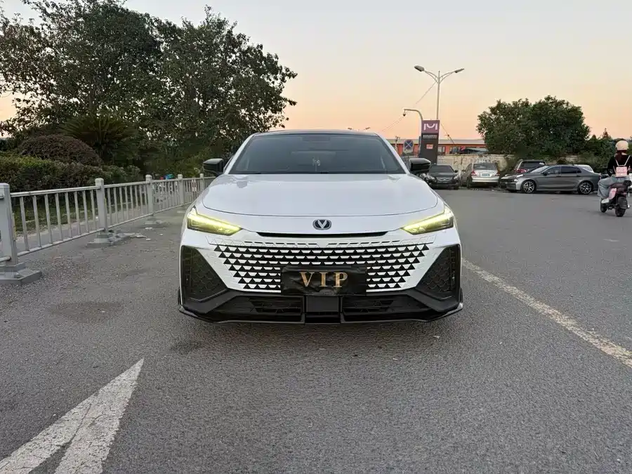 Changan Changan UNI-V 2023 2.0T Sharp Edition 2023 - thumbnail 2