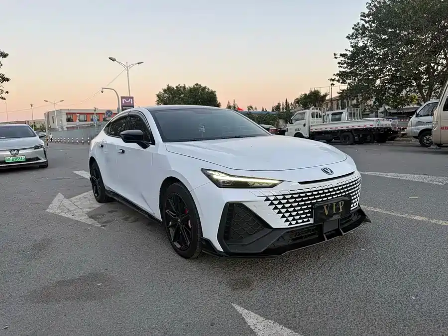 Changan Changan UNI-V 2023 2.0T Sharp Edition 2023 - thumbnail 3