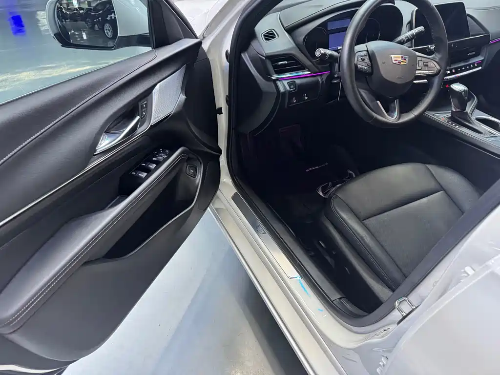 Cadillac Cadillac CT4 2023 28T Luxury 2023 - thumbnail 4
