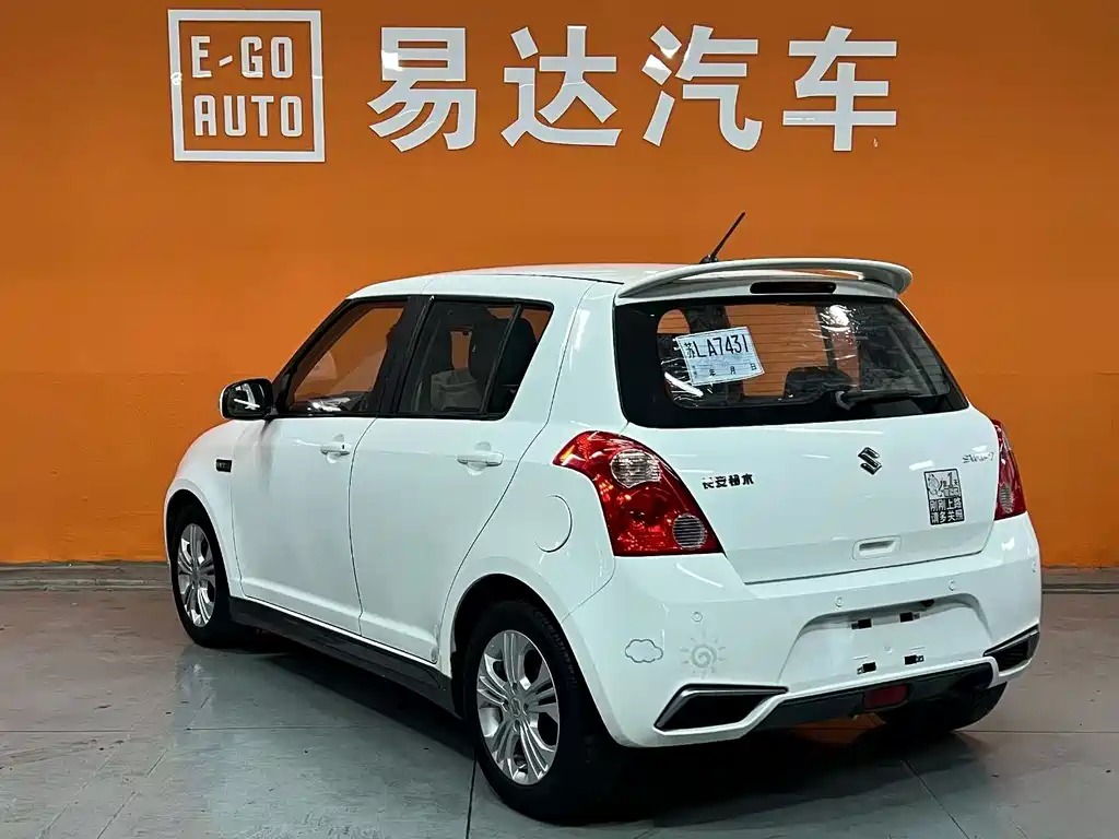 Suzuki Swift 2014 1.5L Automatic Fashion Edition 2016 - thumbnail 4